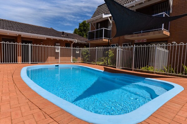 Outdoor pool, sun loungers - Sanno Marracoonda Perth Airport Hotel (Redcliffe)