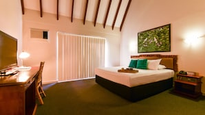 A hotel room with a bed, a desk, a chair, a TV, a painting on the wall, and a window with blinds. - Sanno Marracoonda Perth Airport Hotel (Redcliffe)