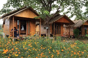 Bamboo Bungalow Garden View Fan | Gratis wi-fi