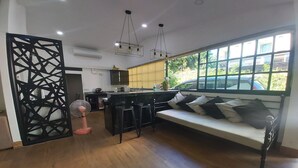 Un salon moderne comprenant un canapé, un coin repas et une cuisine.