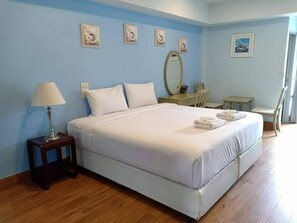 Dobbeltrom – premier | 1 soverom, skrivebord og sengetøy