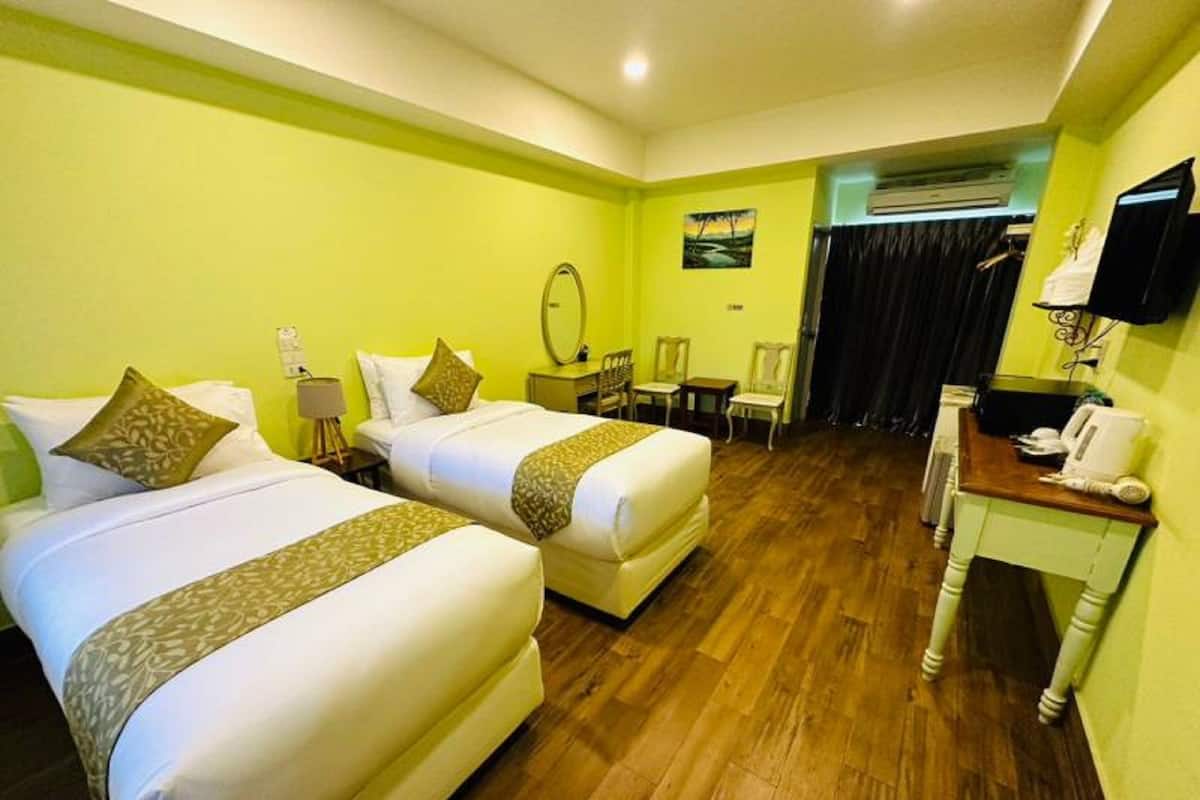 1 bedroom, desk, bed sheets