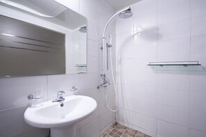 Kostenlose Toilettenartikel, Haartrockner, Hausschuhe, Handtücher