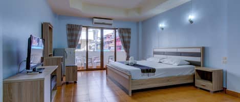 Habitación superior, balcón | Caja de seguridad en la habitación, escritorio y camas extra