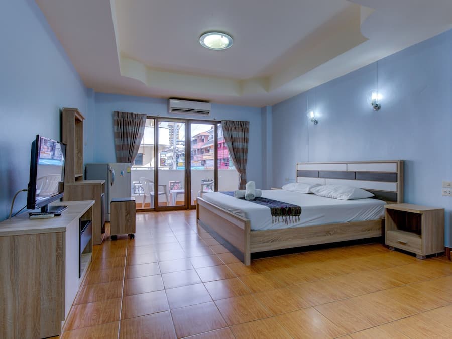 Superior-huone, parveke | Tallelokero huoneessa, työpöytä, lisävuoteet, ilmainen Wi-Fi