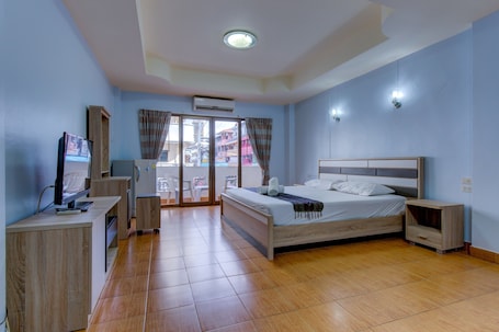 Superior Room, Balcony | In-room safe, desk, rollaway beds, free WiFi. I-Rovers Sports Bar & Guesthouse