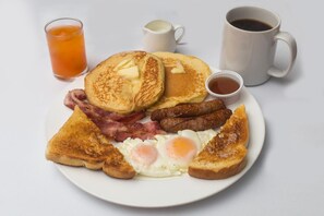 Daily cooked-to-order breakfast for a fee - I-Rovers Sports Bar & Guesthouse (Pattaya)