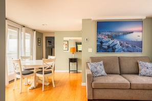 Apartment, 2 Schlafzimmer | Wohnbereich | Flachbildfernseher