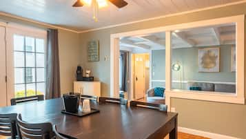 Guest House | Private kitchen | Fridge, microwave, coffee/tea maker