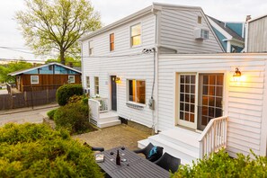 Guest House | Terrace/patio - Eagle House Motel (Rockport)