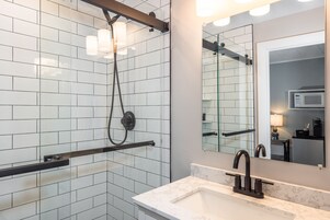 King Room | Bathroom | Combined shower/tub, free toiletries, towels
