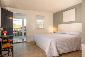 King Room | Individually decorated, individually furnished, free WiFi, bed sheets - Eagle House Motel (Rockport)