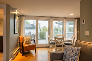 Apartamento, 2 quartos | Área de estar | TV de tela plana