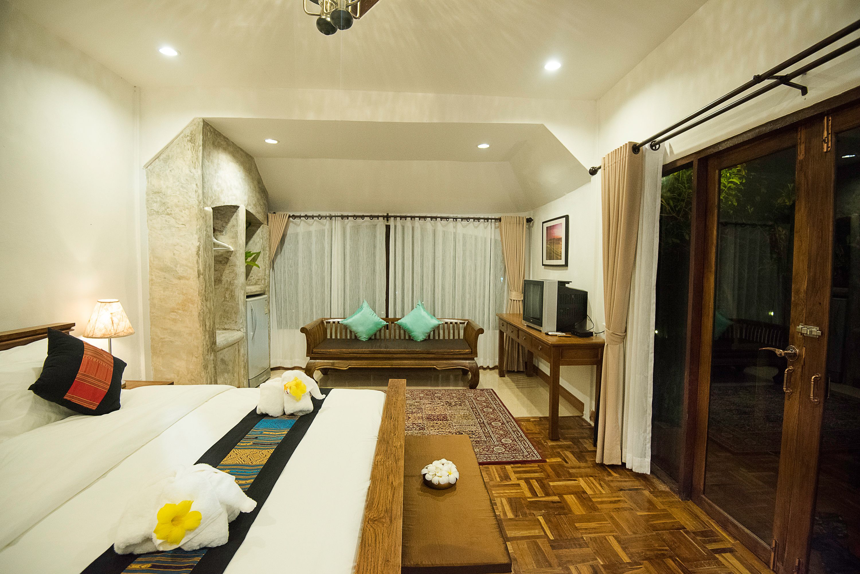 deluxe double room | desk, soundproofing, rollaway beds, free wifi