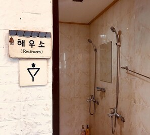 Shower, free toiletries, hair dryer, towels - The Hanok & Spa (Daegu)