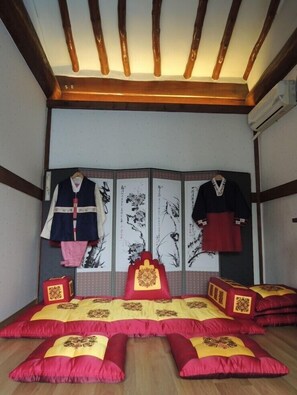 Traditional Room (Ondol) | Free WiFi