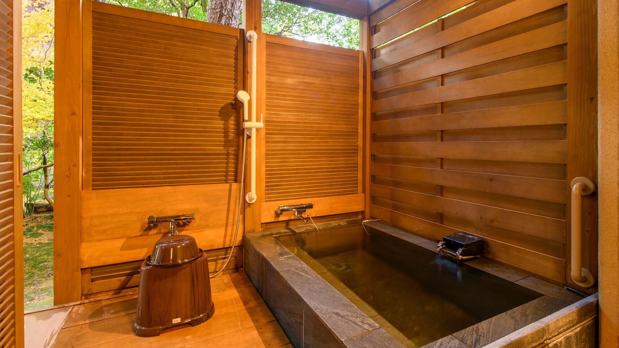 Un spa de madera con dos puertas correderas, un jacuzzi y una bomba de agua.