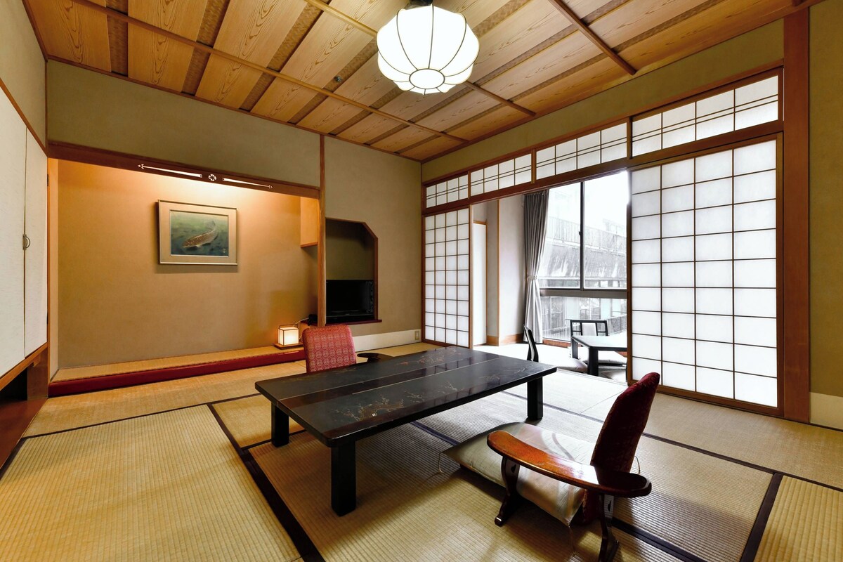 In-room safe, WiFi (free), bed sheets
