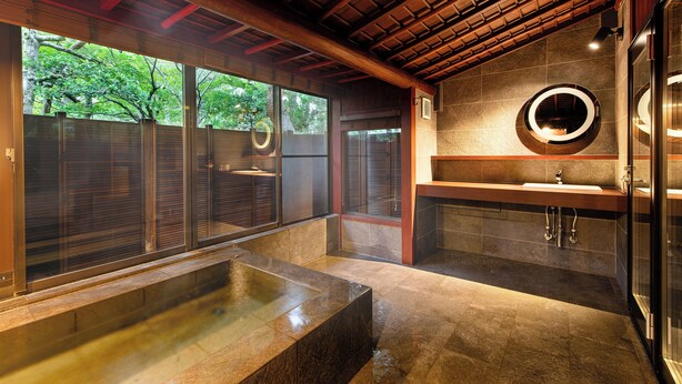 Une salle de bain moderne avec une grande baignoire, un miroir rond et un lavabo.