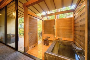 Luksus-toetasjesleilighet, ikke-røyk, hageutsikt (Suite,Choyo,with Open-air Bath) | Bad | Tøfler, bidé og håndklær