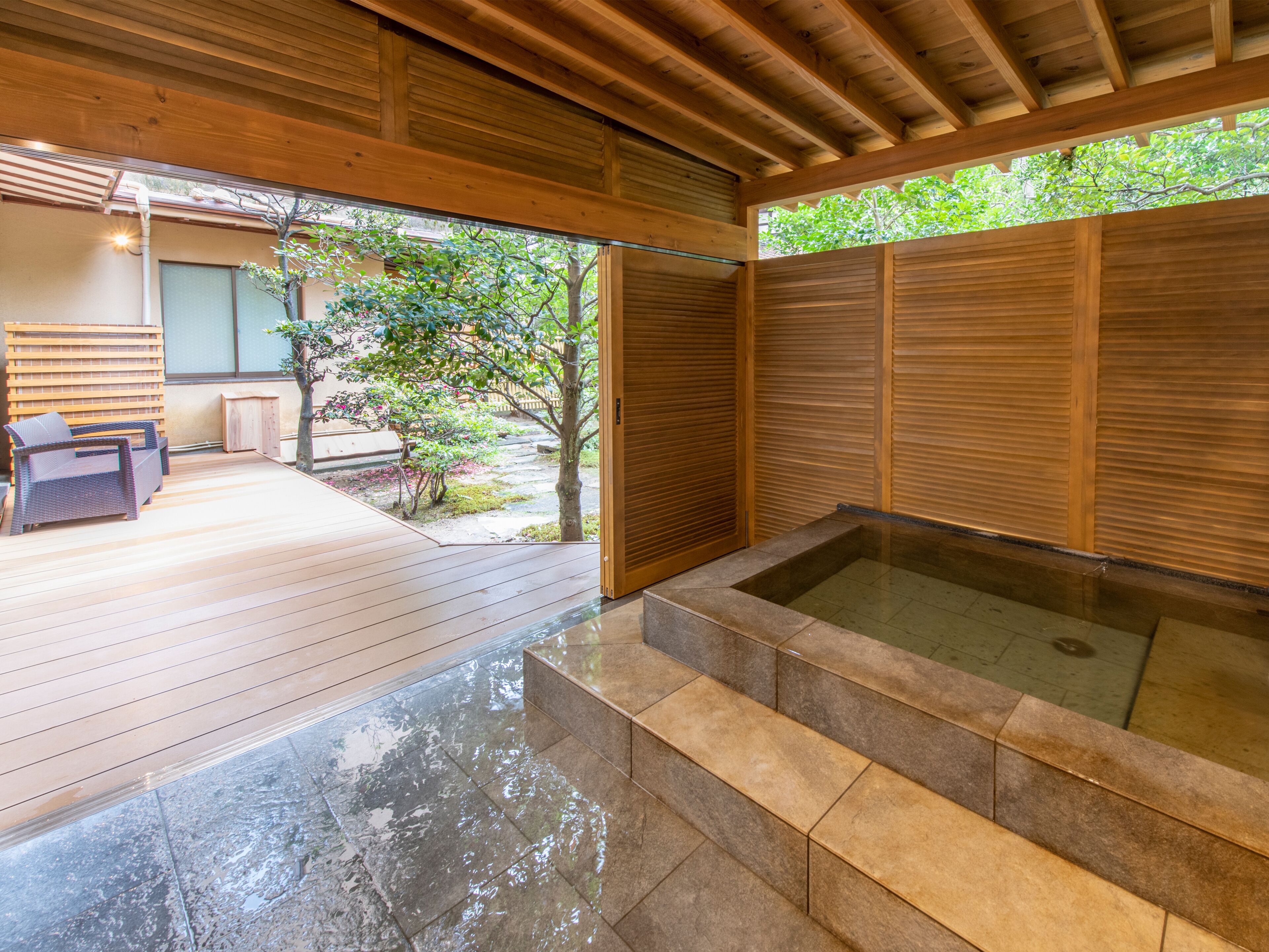 Suite ejecutiva, para no fumadores, vista al jardín (Terrace,Yoro,with Open-Air Bath) | Baño | Pantuflas, bidet, toallas 