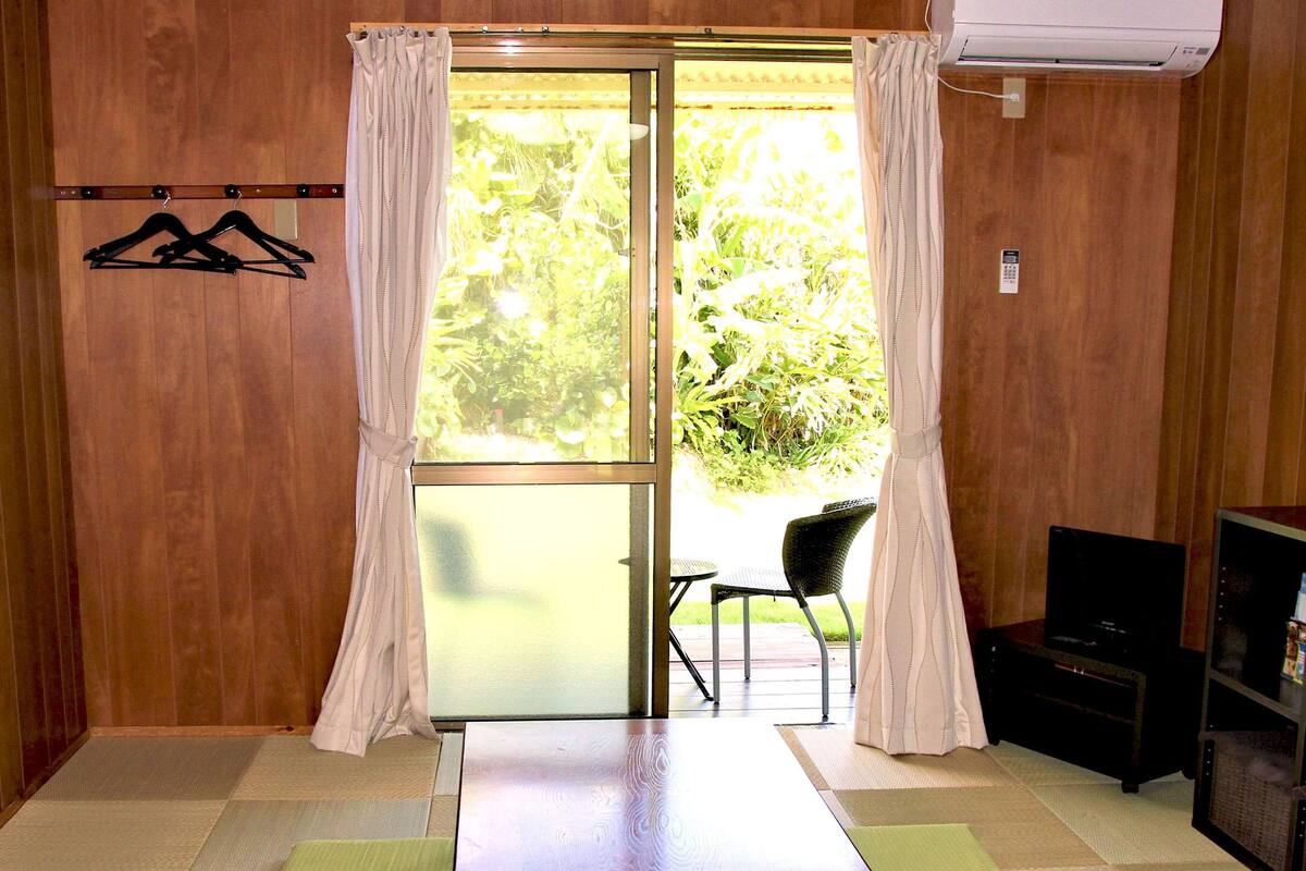 Habitación tradicional, vista al océano (Kitchenette, 1-4 Guests) | Decoración personalizada, muebles diferentes y escritorio