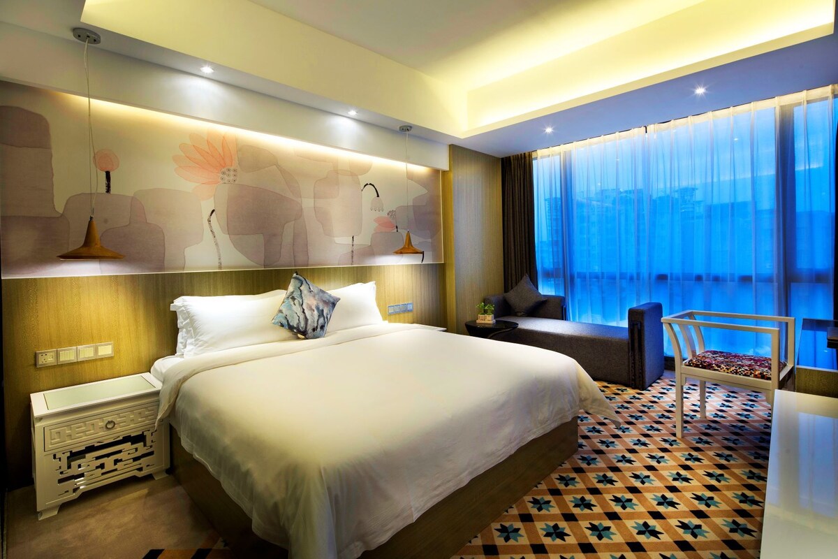 Premium bedding, in-room safe, desk, blackout curtains