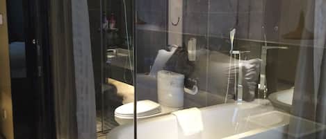 Amenidades de baño gratuitas, batas, pantuflas