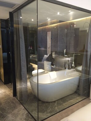 Articles de tocador gratuïts, barnussos i sabatilles