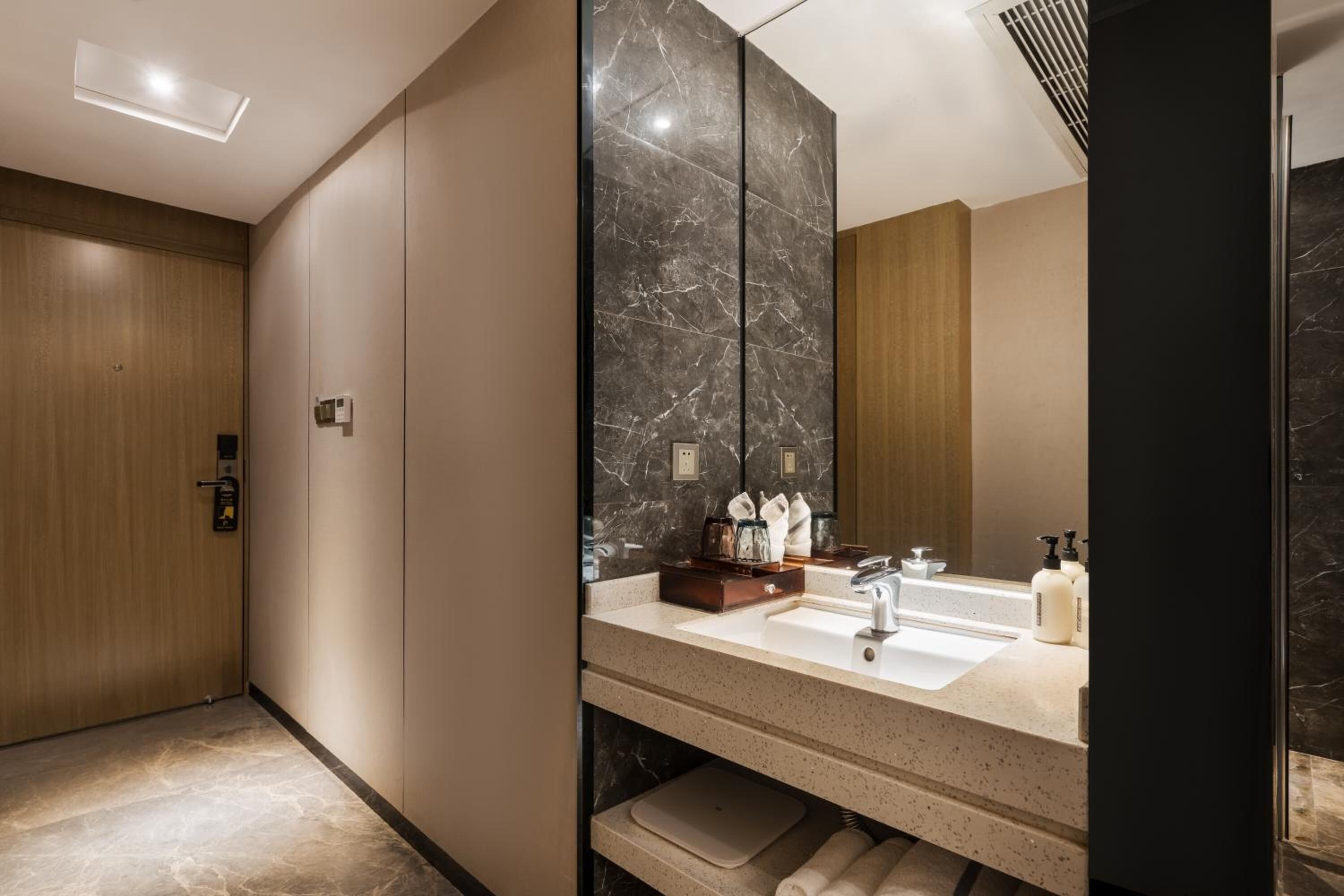 Bathroom | Free toiletries, bathrobes, slippers