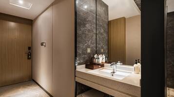 Bathroom | Free toiletries, bathrobes, slippers