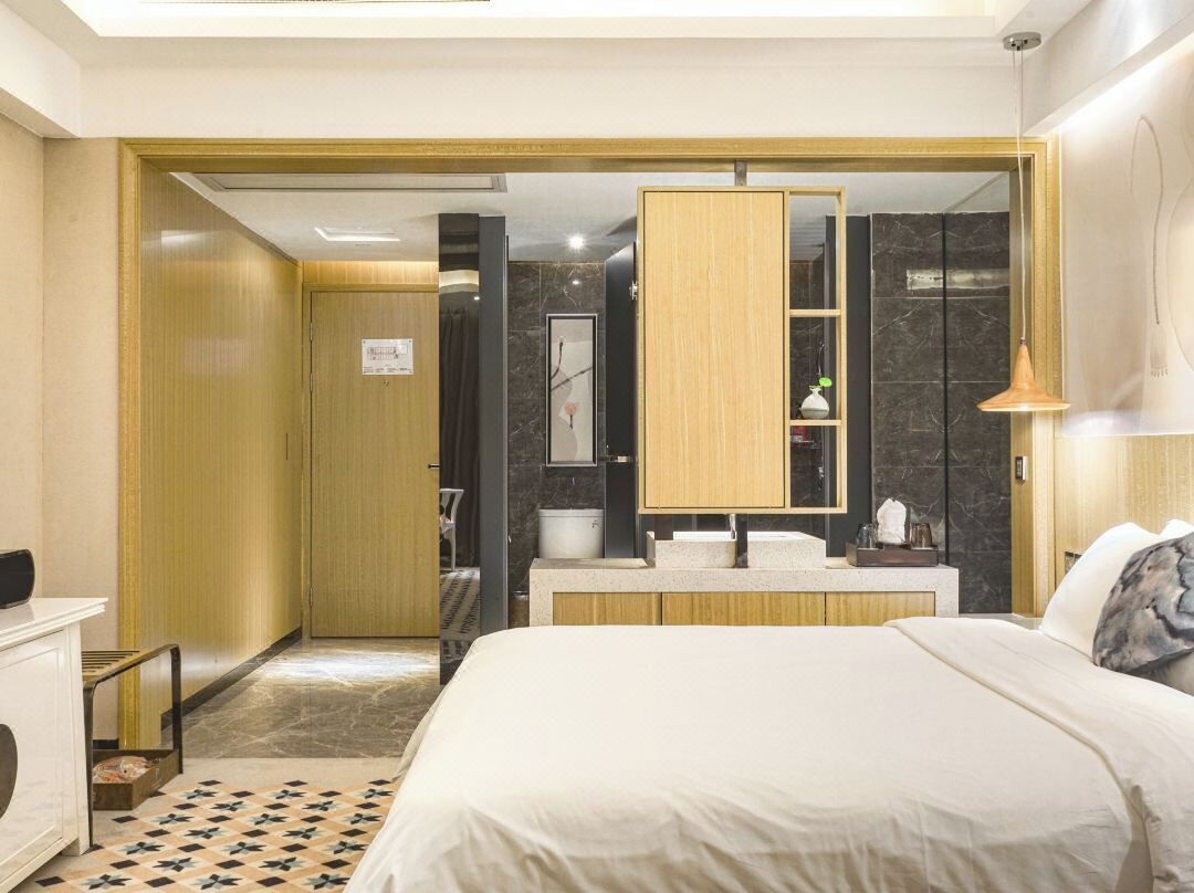 Premium bedding, in-room safe, desk, blackout drapes