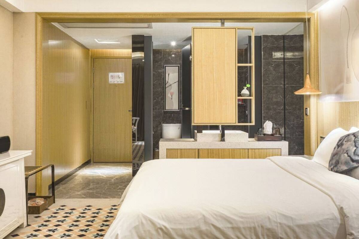 Premium bedding, in-room safe, desk, blackout curtains