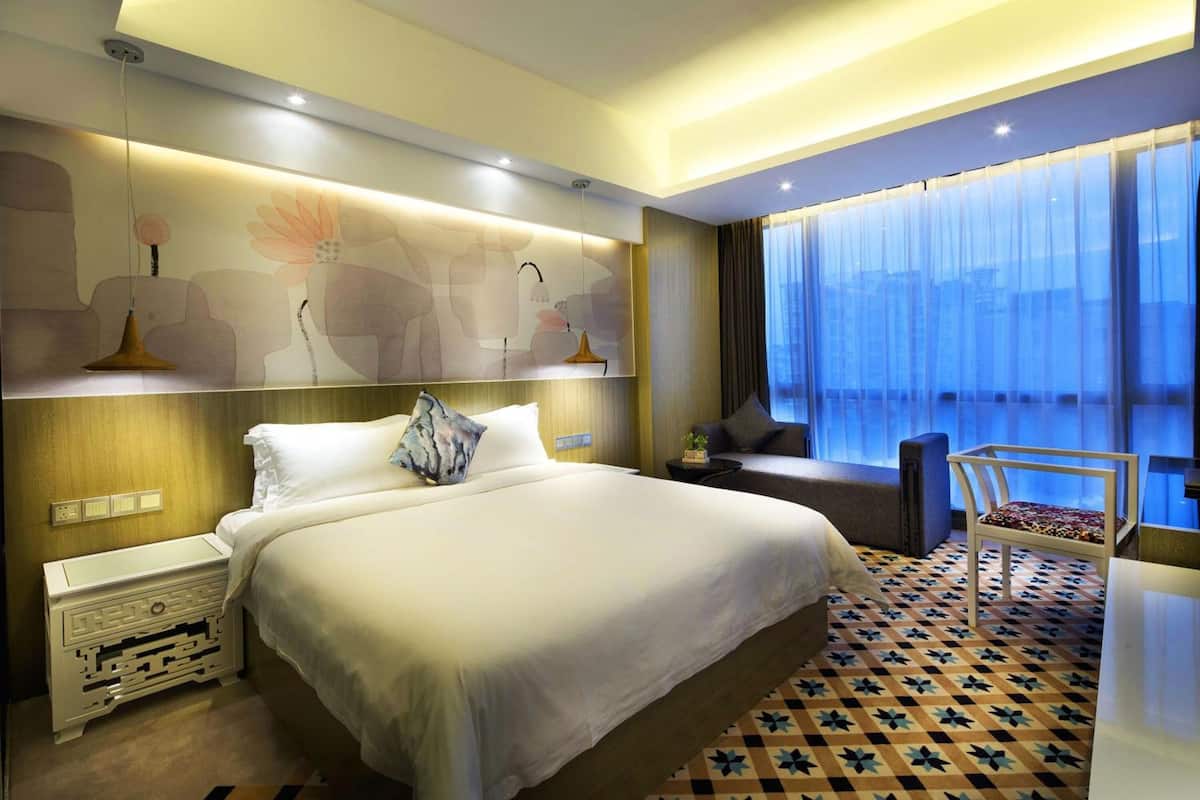 Premium bedding, in-room safe, desk, blackout drapes