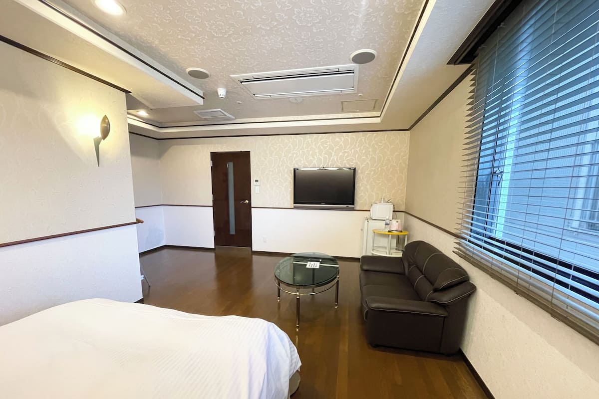 Premium bedding, desk, soundproofing, rollaway beds