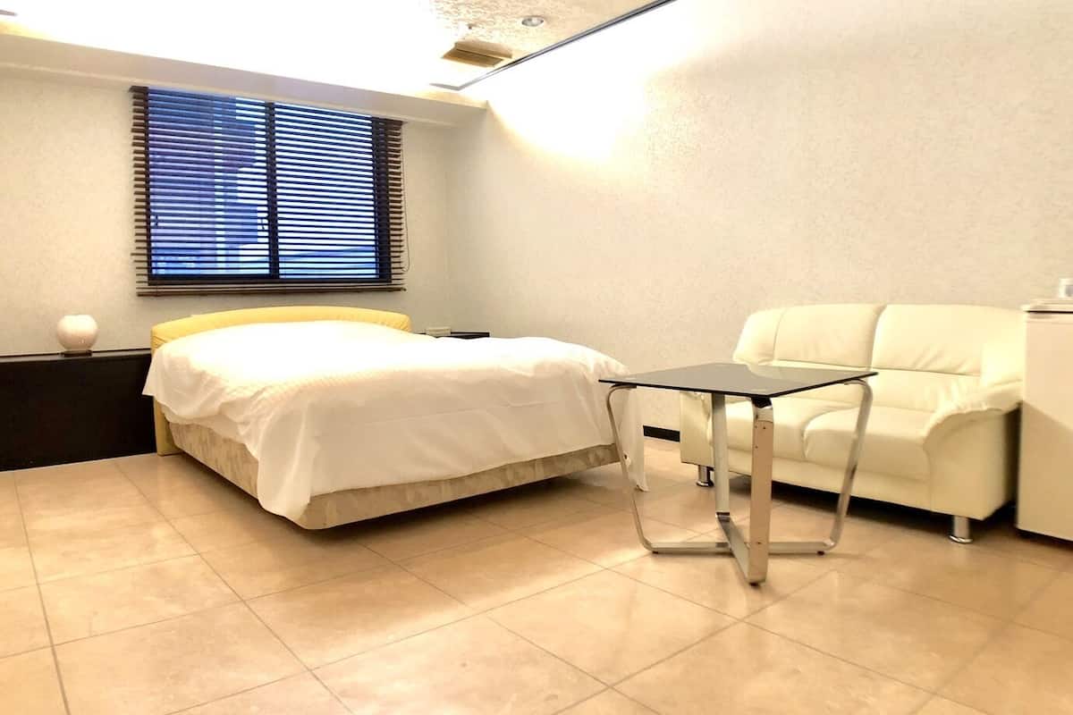Roupas de cama premium, escrivaninha, quartos à prova de som