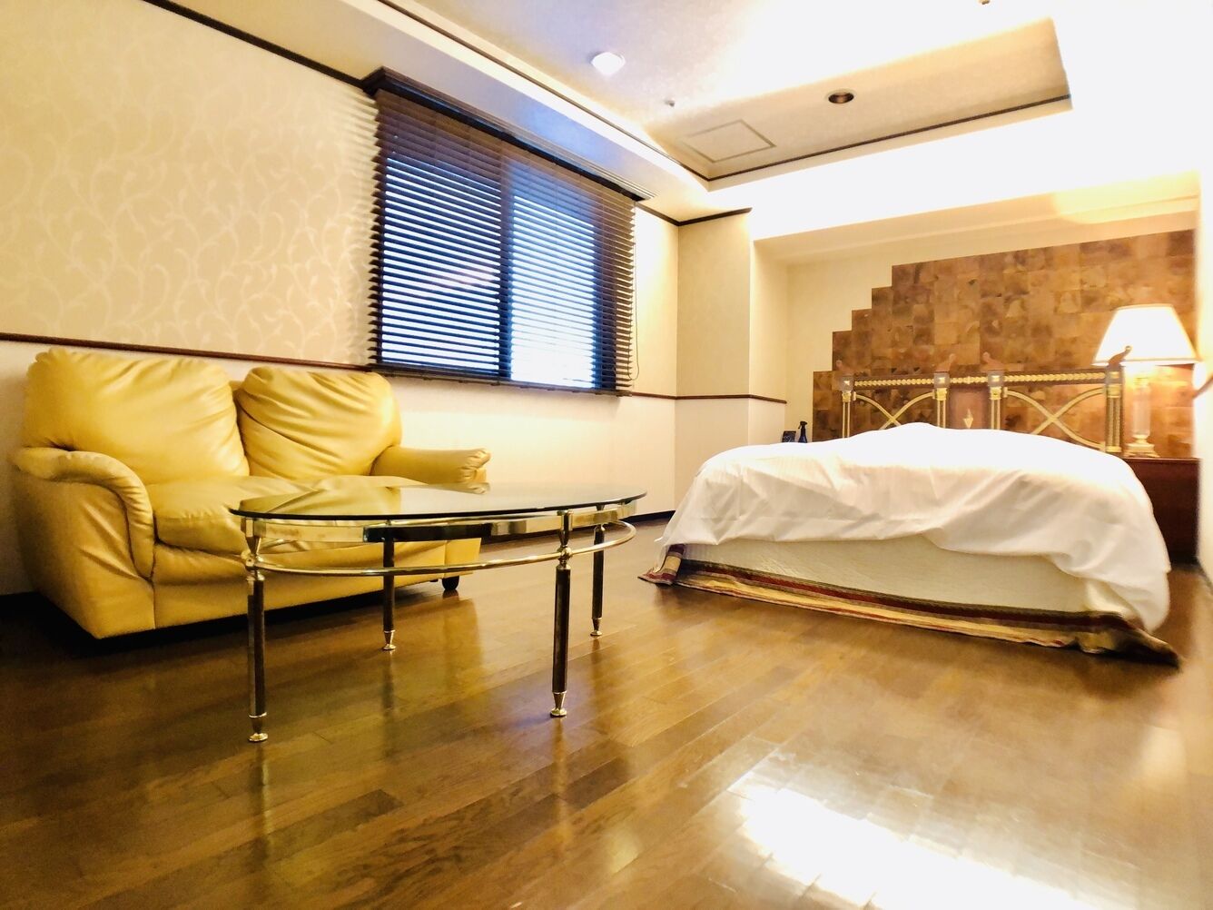 Roupas de cama premium, escrivaninha, quartos à prova de som