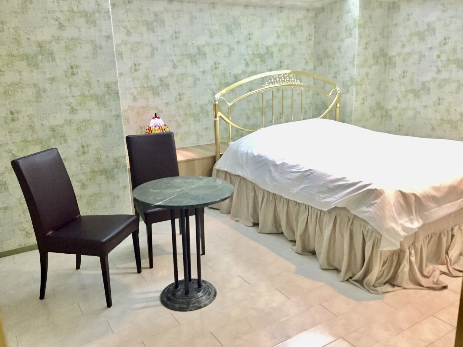Roupas de cama premium, escrivaninha, quartos à prova de som