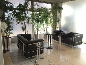 Coin salon dans le hall