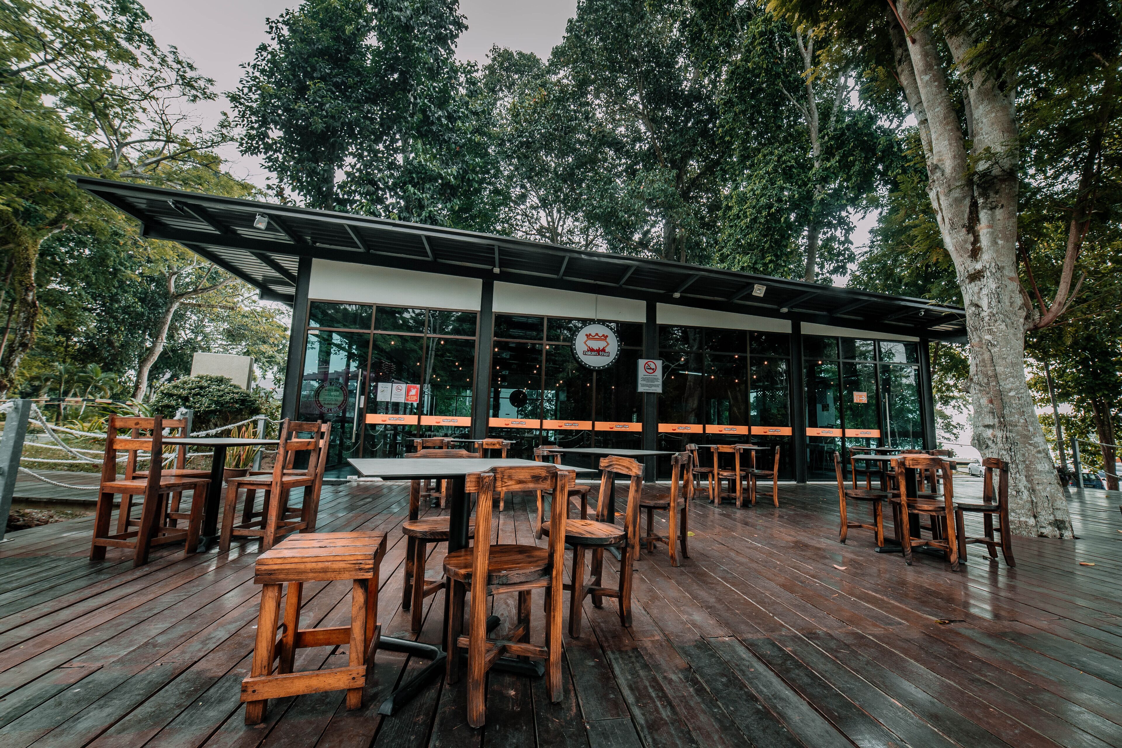 2 restaurants; breakfast, lunch and dinner served 