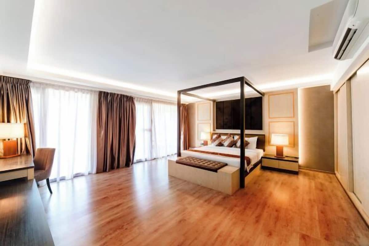Minibar, bureau, rideaux occultants, fer et planche Ă repasser