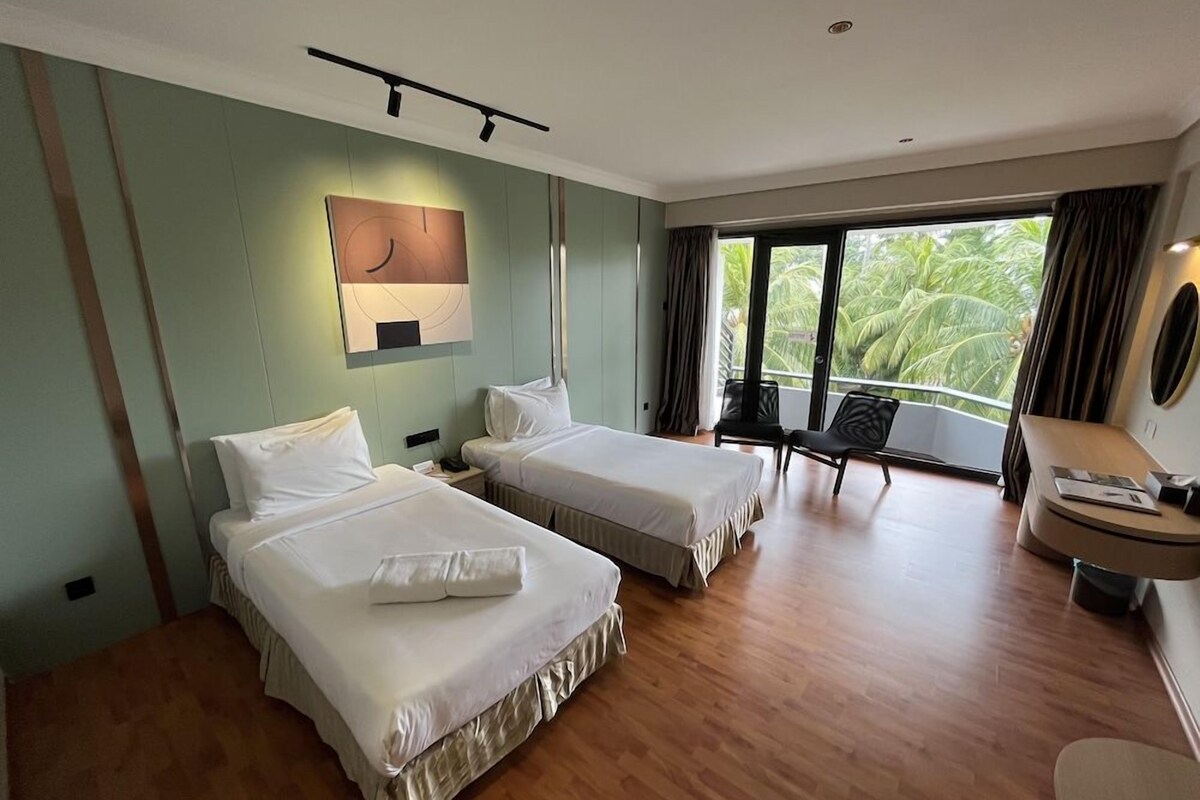 Minibar, meja kerja, tirai kedap cahaya, dan setrika/meja setrika