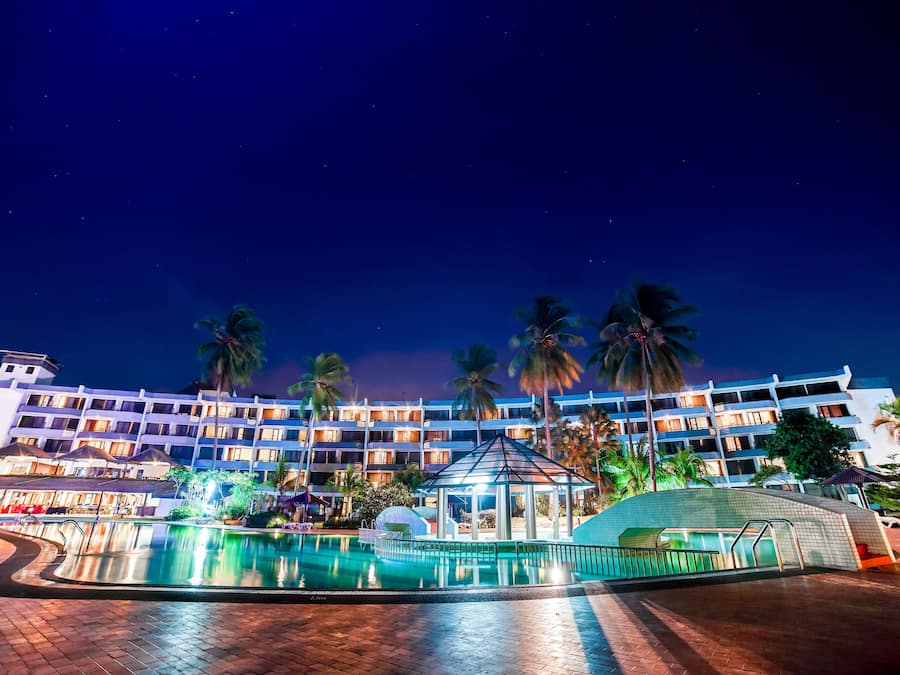 Piscine extérieure, chaises longues