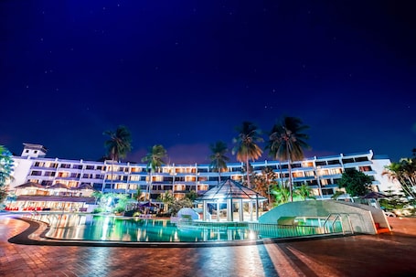 Piscina externa, espreguiçadeiras. Tunamaya Beach & Spa Resort – Desaru