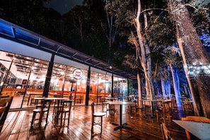 2 restaurantes; se sirven desayunos, almuerzos y cocina internacional