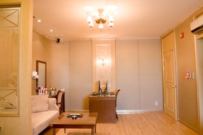 Chambre Double Deluxe, 1 chambre (Breakfast for 2 Included) | Coin séjour