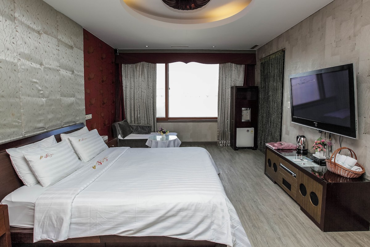 Chambre Double Standard (Breakfast for 2 Included)