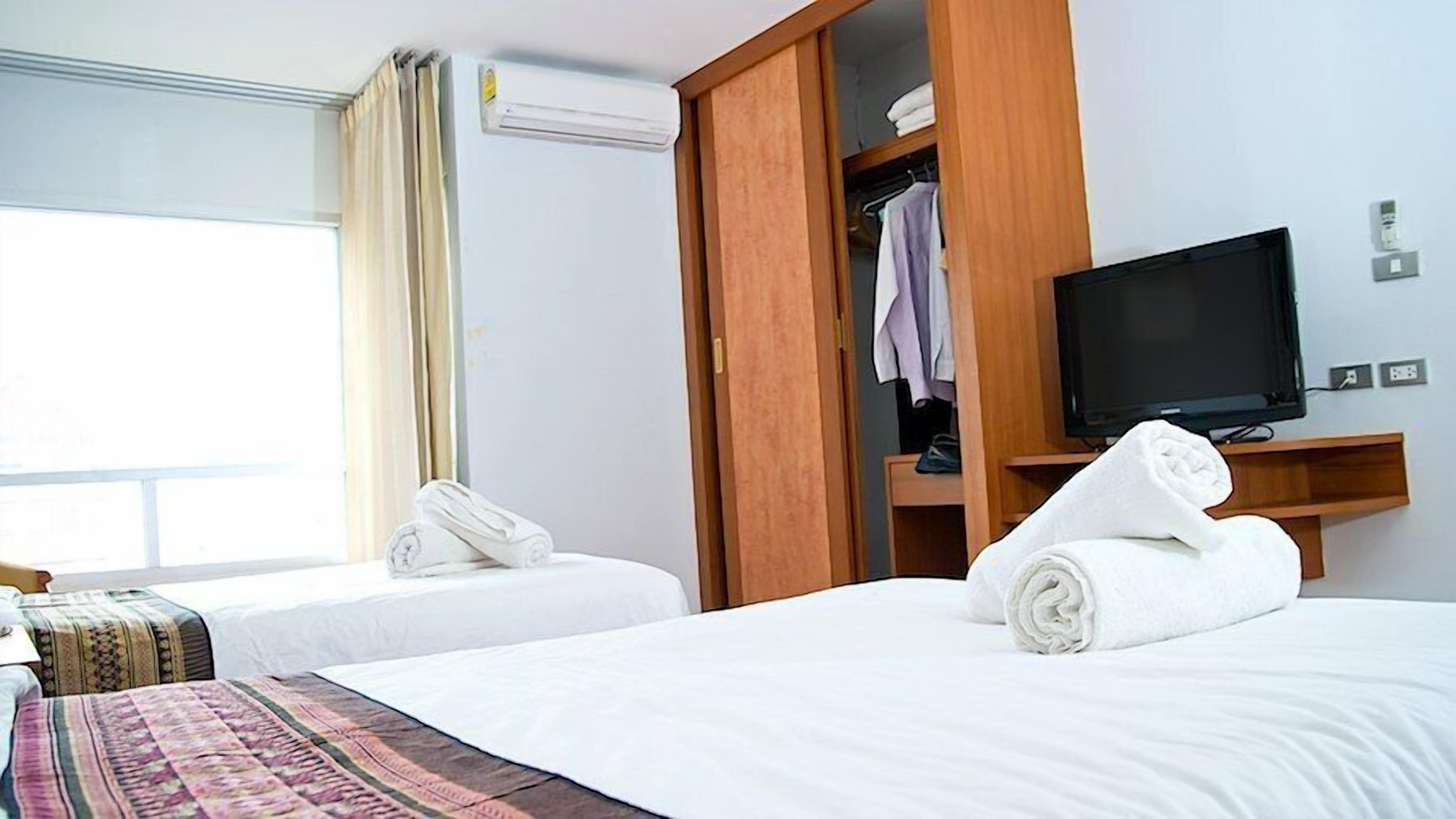 Junior Suite | In-room safe, desk, rollaway beds, free WiFi
