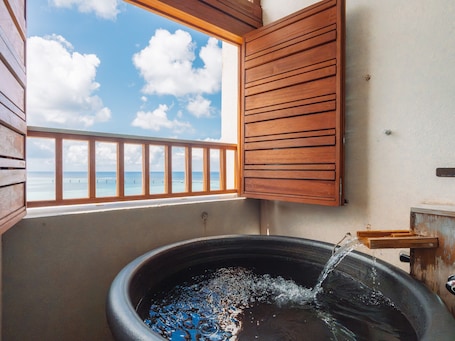 华丽客房, 海洋景观 | 羽绒被、客房内保险箱、办公桌、遮光窗帘. 琉球温泉濑长岛酒店