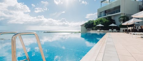 Una piscina al aire libre de temporada